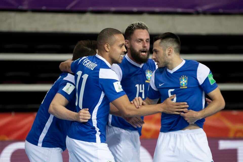 Jogadores da seleção brasileira comemora gol