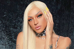 'Moro no Brasil, esse tombo aqui não foi nada', disse a artista. Pabllo Vittar leva tombo durante show em Nova York; assista ao vídeo
