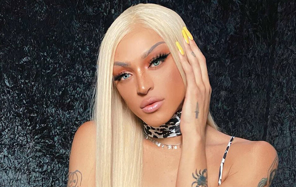'Moro no Brasil, esse tombo aqui não foi nada', disse a artista. Pabllo Vittar leva tombo durante show em Nova York; assista ao vídeo