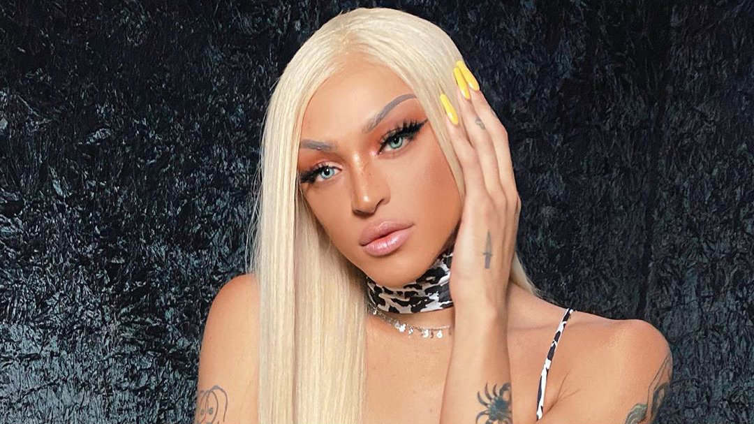 'Moro no Brasil, esse tombo aqui não foi nada', disse a artista. Pabllo Vittar leva tombo durante show em Nova York; assista ao vídeo