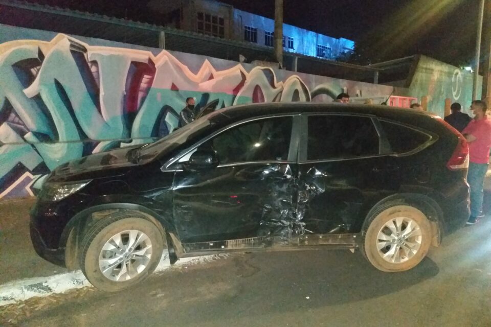 Carro amassado após a colisão com a moto do jovem