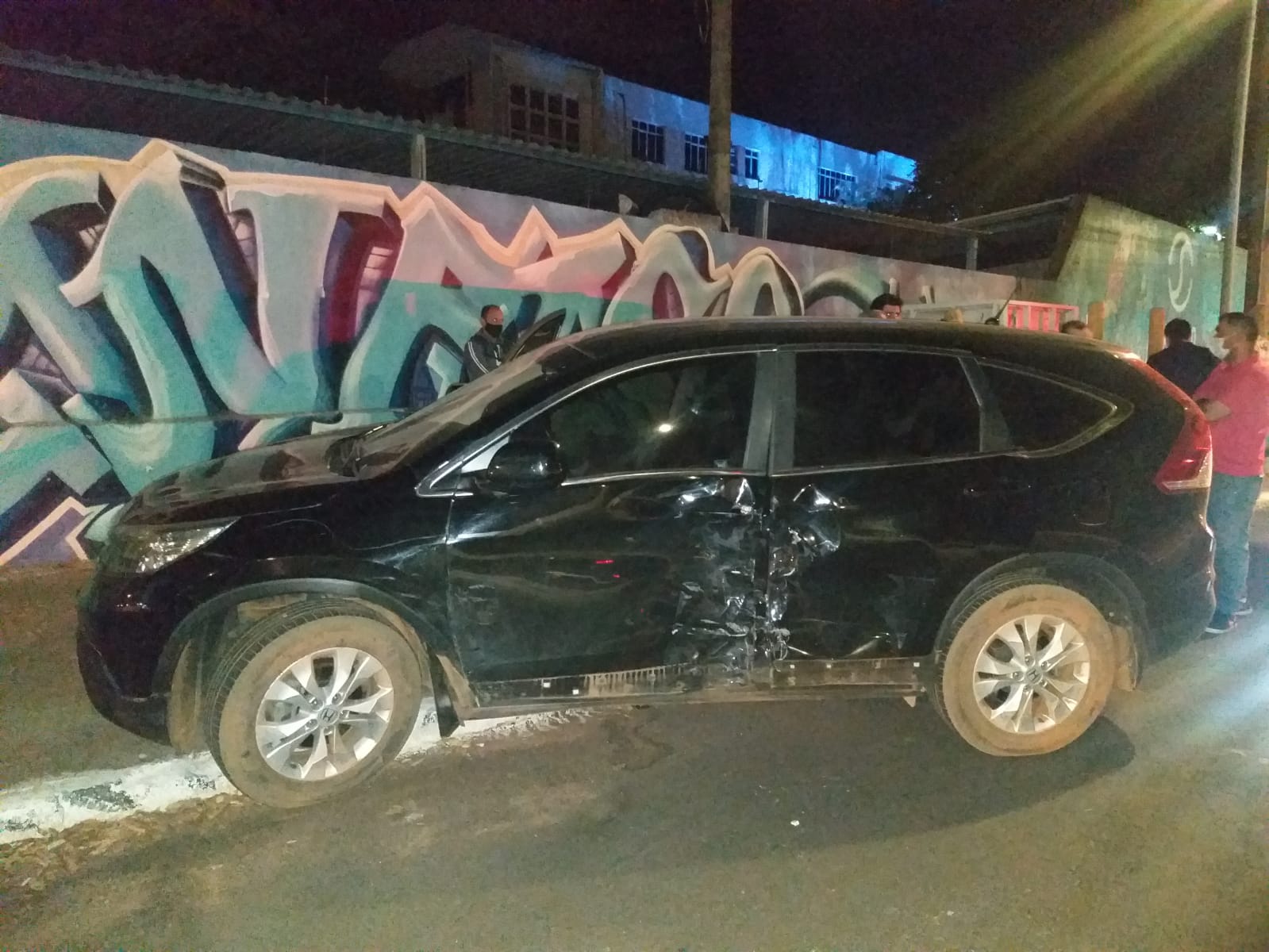 Carro amassado após a colisão com a moto do jovem