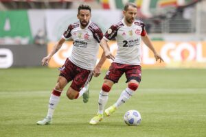 Everton Ribeiro e Isla em partida do Flamengo pelo Brasileirão