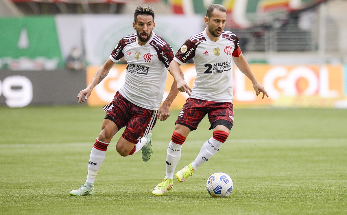 Everton Ribeiro e Isla em partida do Flamengo pelo Brasileirão