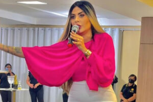 Pastora da Paraíba é criticada por cobrar vaga em culto: "Para a obra de Deus"