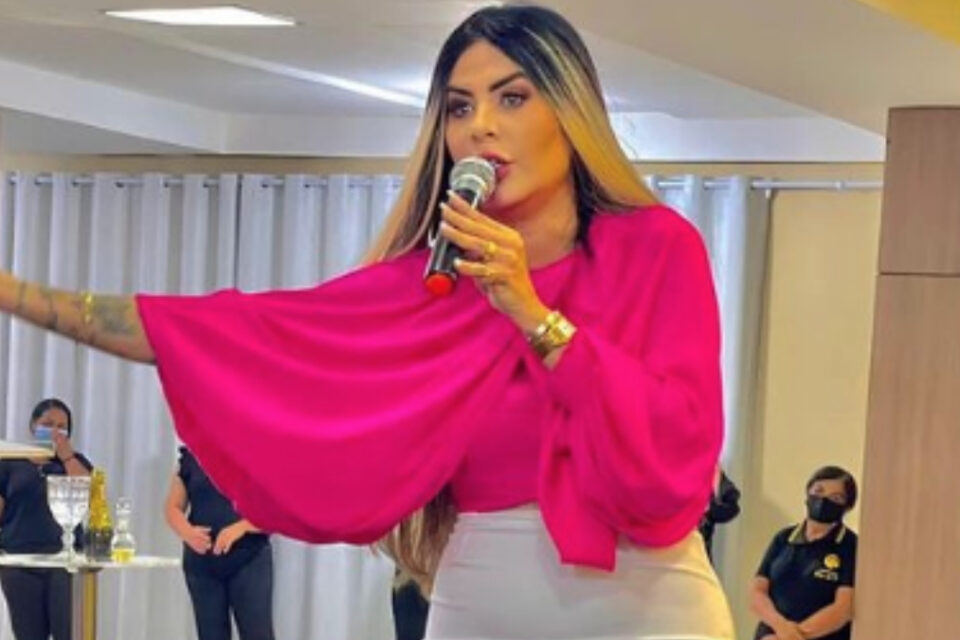 Pastora da Paraíba é criticada por cobrar vaga em culto: "Para a obra de Deus"