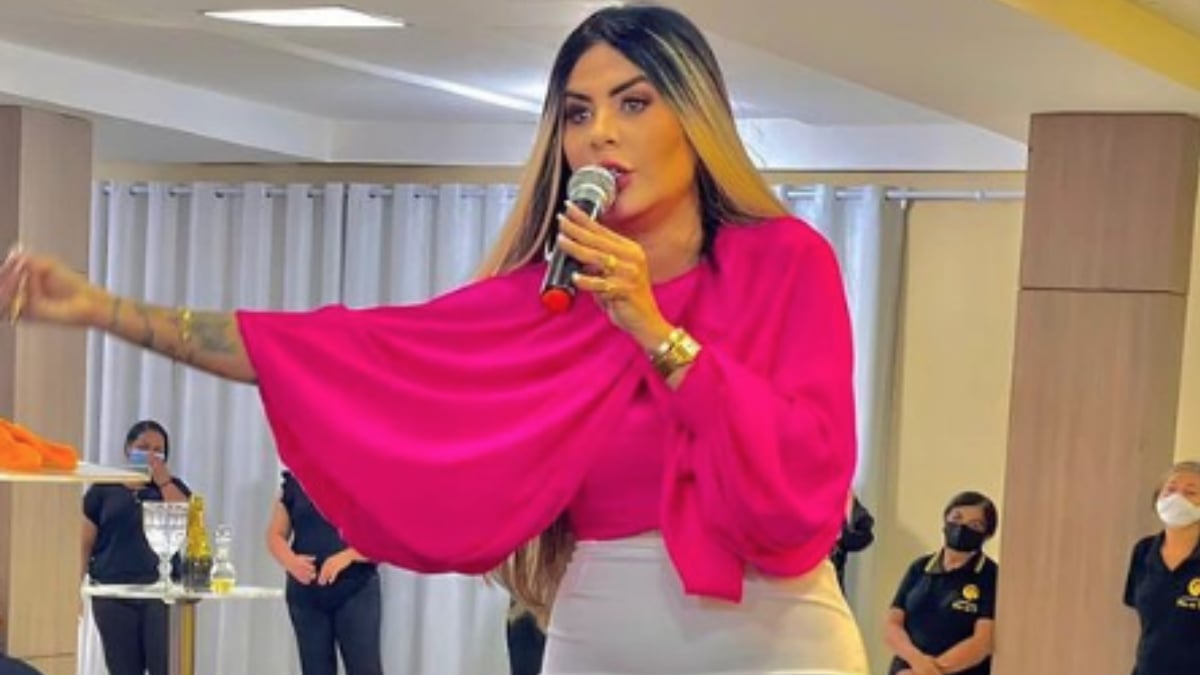 Pastora da Paraíba é criticada por cobrar vaga em culto: "Para a obra de Deus"