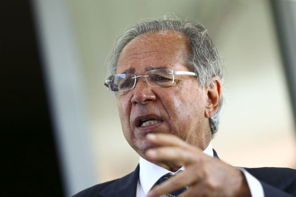 Guedes recua e admite “licença temporária” para furar teto gastos