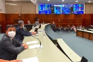 Plenário da Assembleia - Deputados aprovaram reajuste para professores e servidores da Educação em Goiás. Aumento vigora a partir de outubro de 2021; veja quem ganha