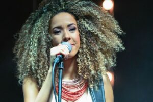 A cantora Anna Cíntia se apresenta em Goiânia a partir das 18h30