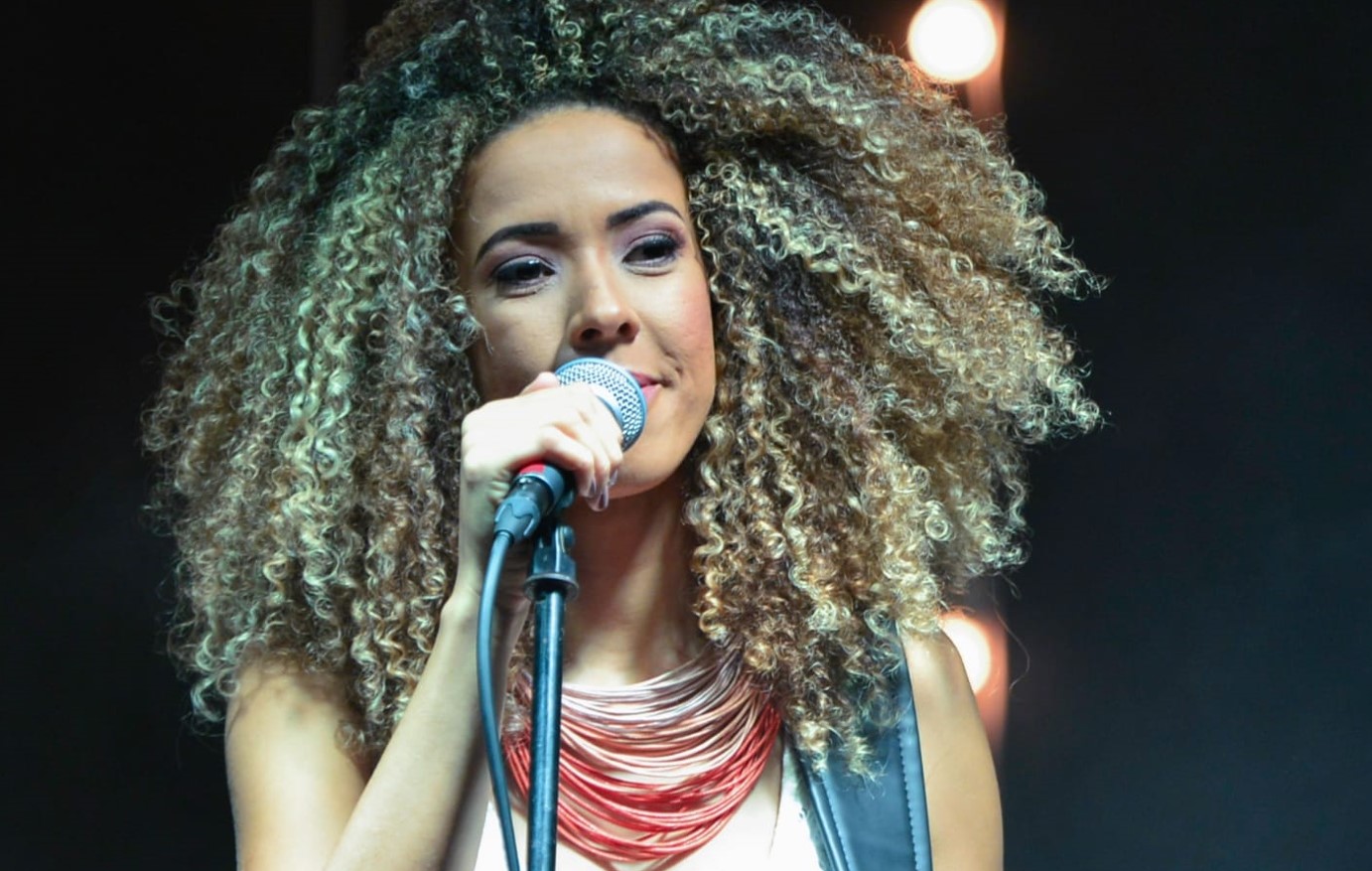 A cantora Anna Cíntia se apresenta em Goiânia a partir das 18h30