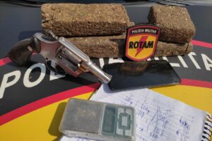 Arma e produtos apreendidos - Condenado e suspeito de tráfico de drogas morreram em confrontos com PMs na Cidade de Goiás e em Senador Canedo. Veja como tiroteios ocorreram