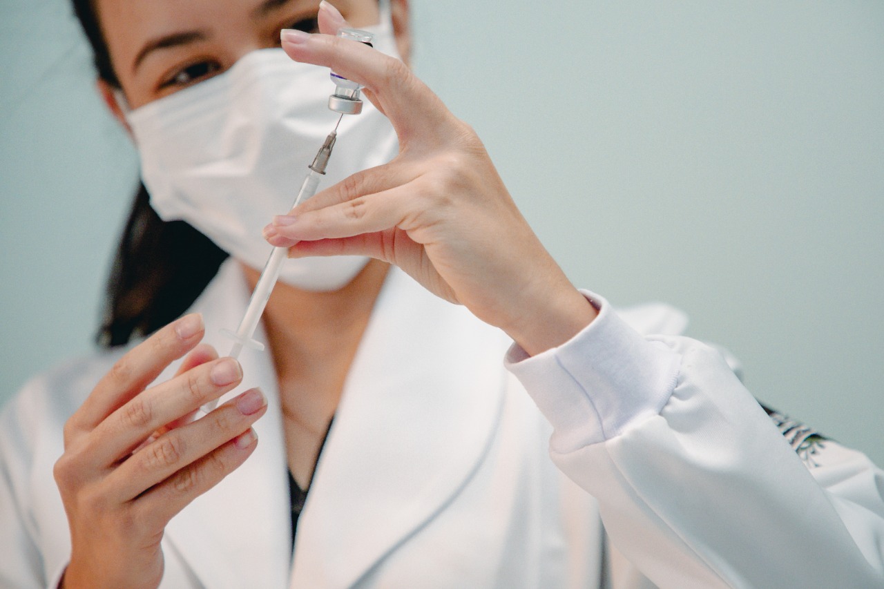 Dose de reforço contra Covid é segura 3 meses após última injeção, diz agência europeia