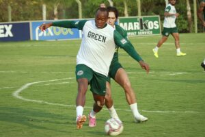 Matheus Salustiano disputa bola com Nicolas