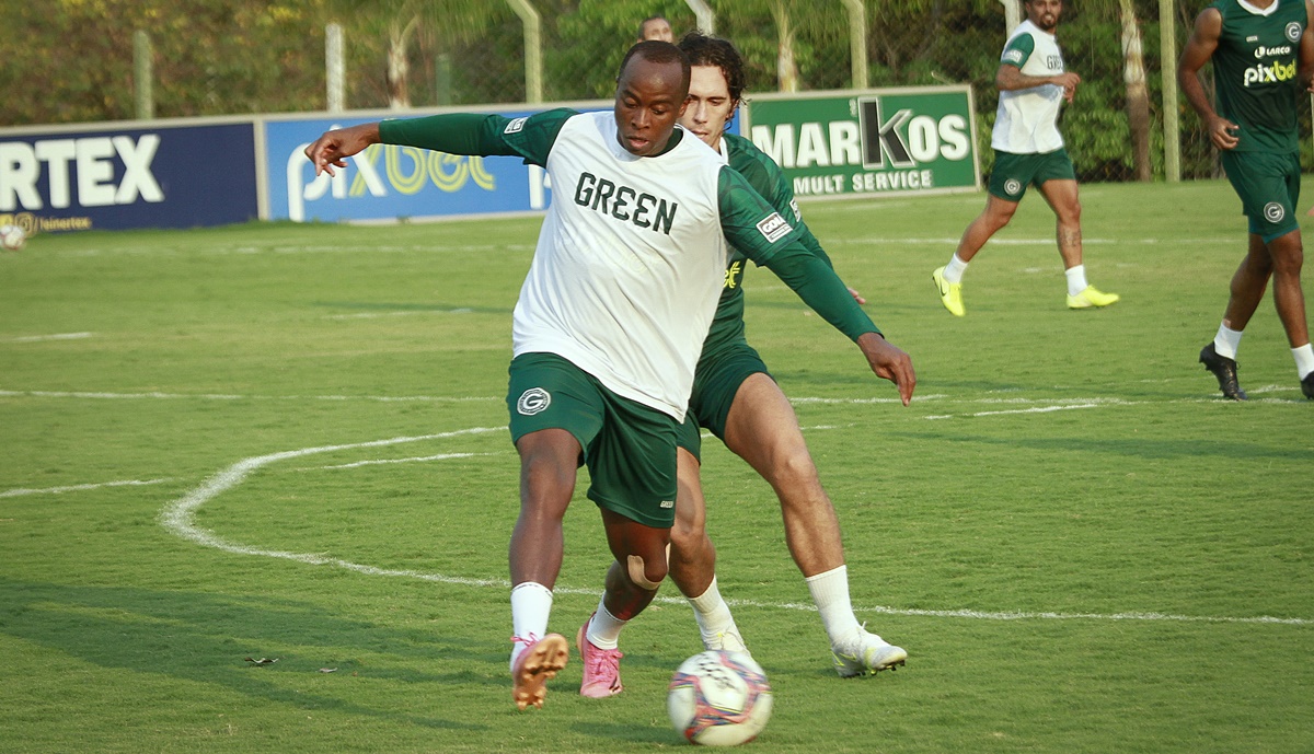 Matheus Salustiano disputa bola com Nicolas