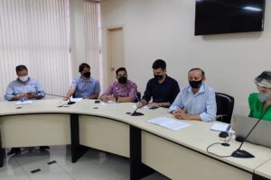 Vereadores analisam Código Tributário de Goiânia em sala de comissão na Câmara