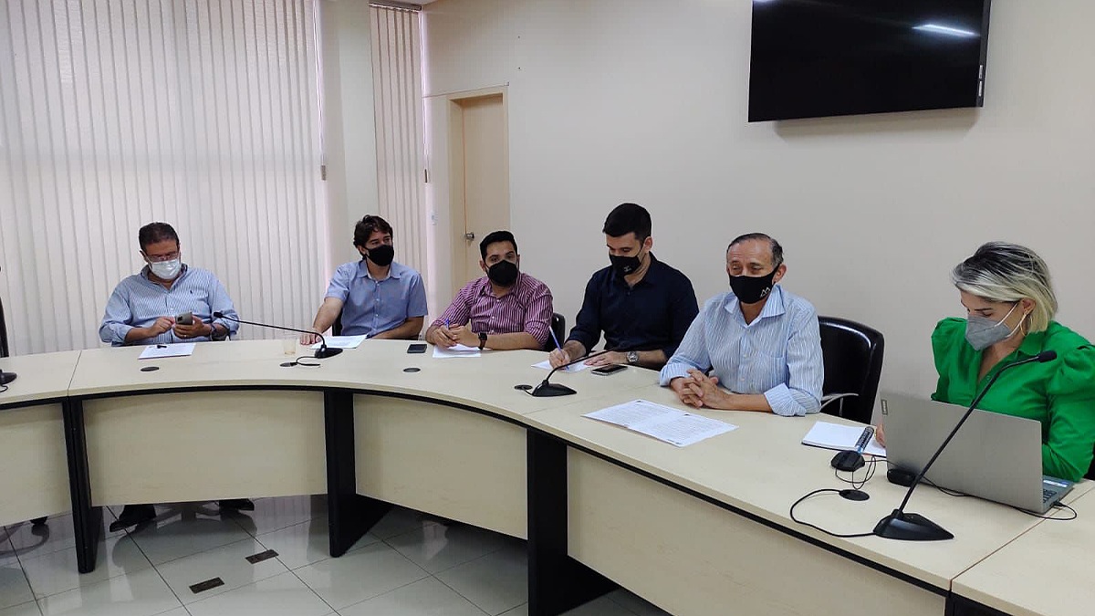 Vereadores analisam Código Tributário de Goiânia em sala de comissão na Câmara