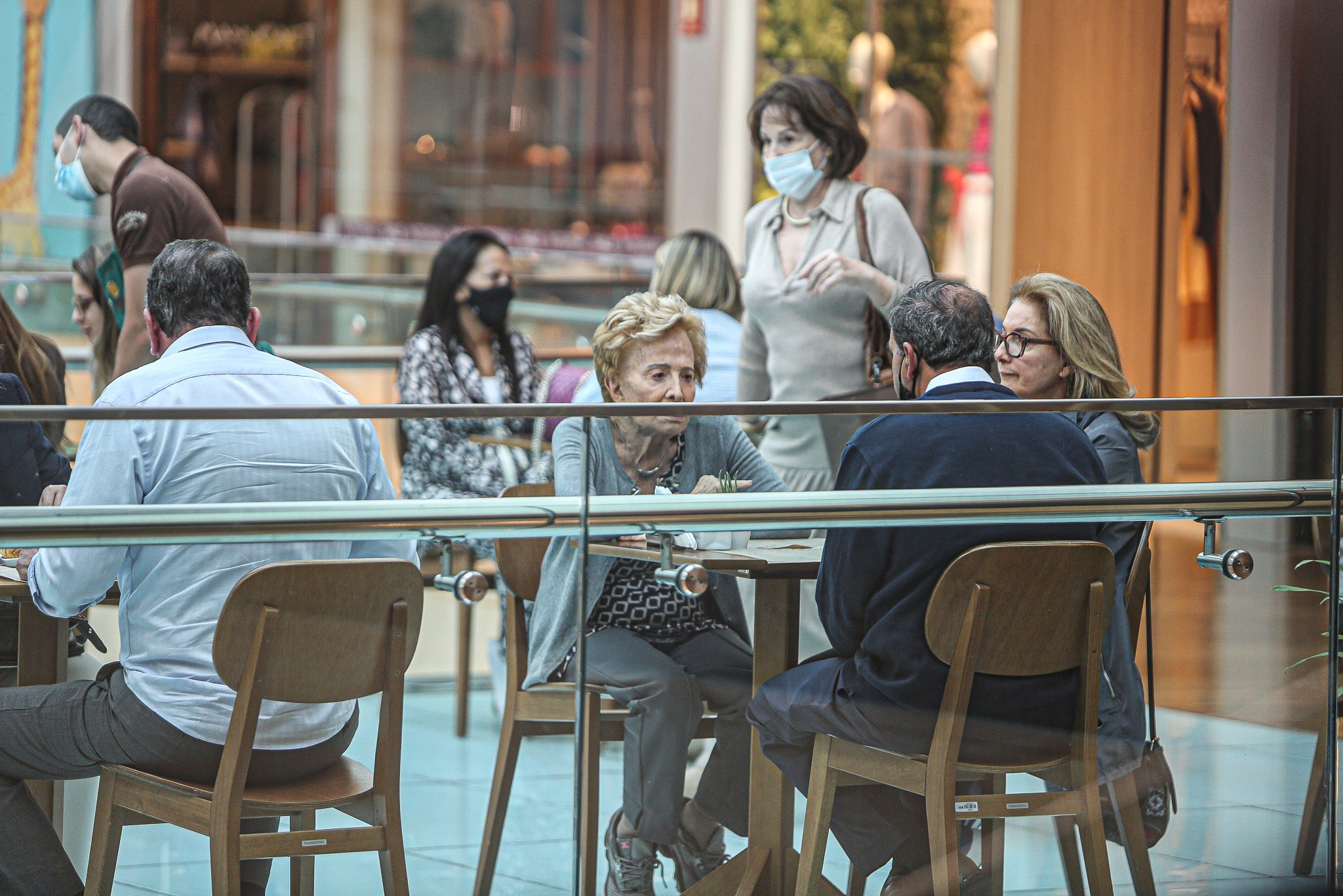 Atriz posou para fotos com fãs e fez o gesto de coração. Glória Menezes faz primeira aparição após morte de Tarcísio Meira