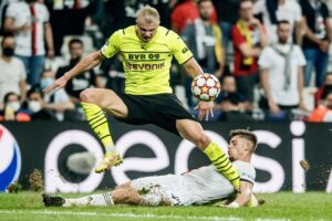 Haaland disputa bola com marcador