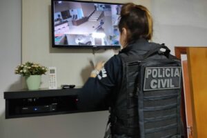 PC realiza buscas na casa da suspeita