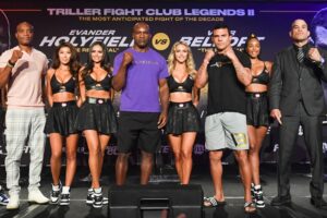 Lutadores durante pesagem de luta de boxe