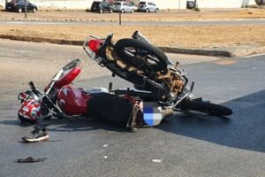 Acidente entre motos deixa duas pessoas feridas na BR-050, em Catalão (Foto: Zap Catalão)