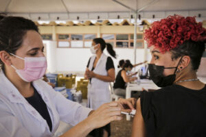 Goiânia tem 29 pontos de vacinação contra Covid nesta terça (21). Hoje são aplicadas a 1ª, 2ª e 3ª doses por agendamento e demanda espontânea (Foto: Agência Saúde)
