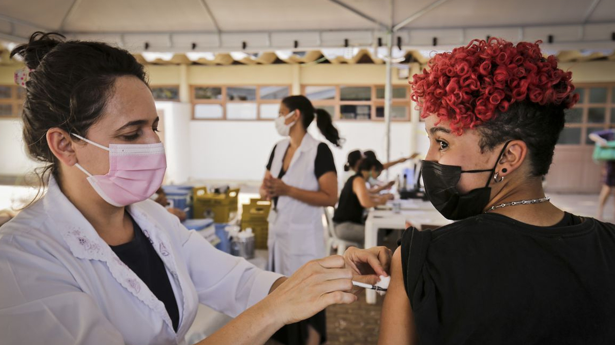 Goiânia tem 29 pontos de vacinação contra Covid nesta terça (21). Hoje são aplicadas a 1ª, 2ª e 3ª doses por agendamento e demanda espontânea (Foto: Agência Saúde)