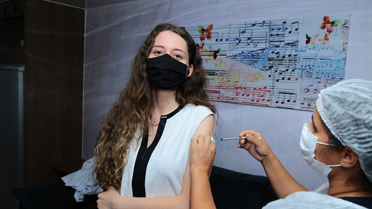 Enfermeira aplica vacina em adolescente em Aparecida de Goiânia