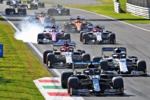 Carros da Fórmula 1 durante corrida