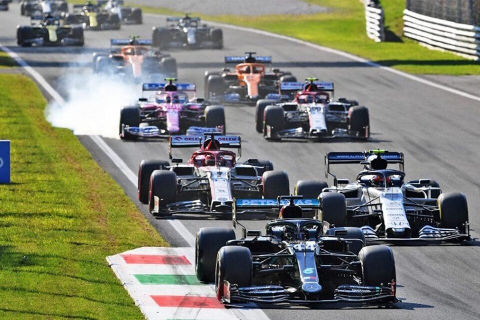 Carros da Fórmula 1 durante corrida