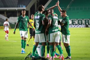 Jogadores do Goiás comemoram gol