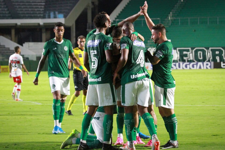 Jogadores do Goiás comemoram gol