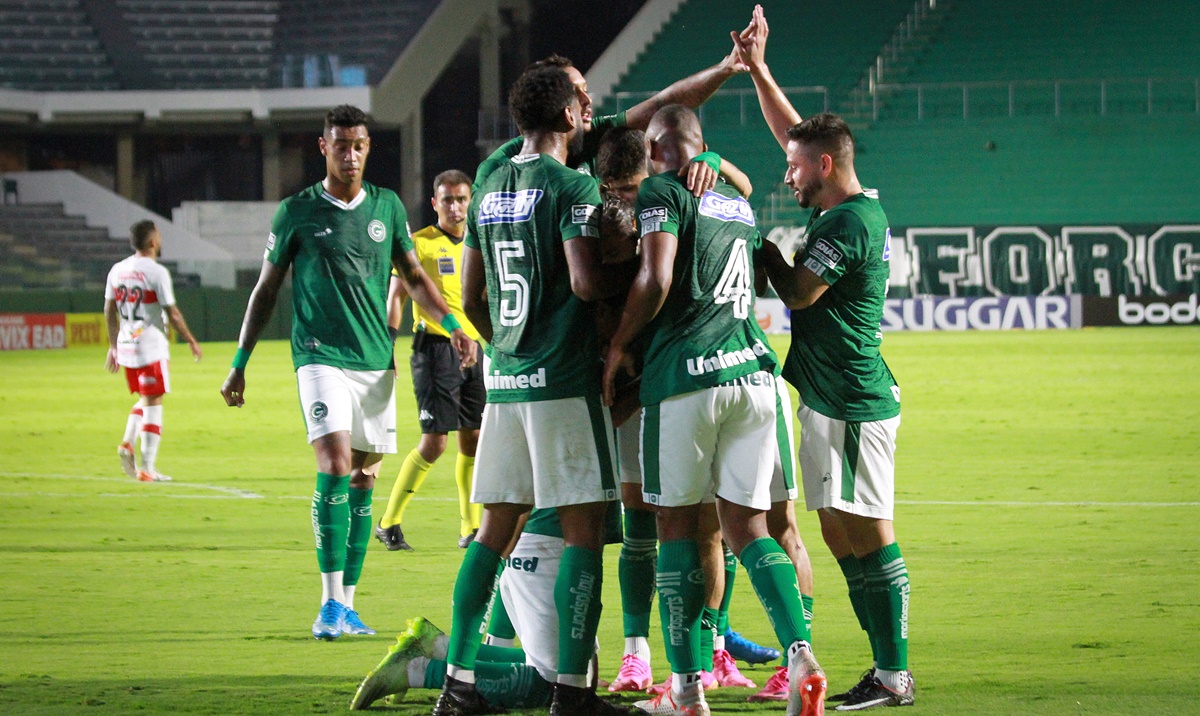 Jogadores do Goiás comemoram gol