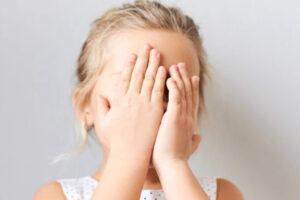 Criança tapa rosto com as mãos - Suspeito de estuprar sobrinha de 10 anos em morrinhos é alvo de investigação. Delegado afirma que há indícios de crime contra homem de 38 anos