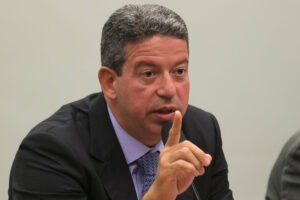 Comissão aprova projeto sobre contraterrorismo criticado por 'licença para matar'