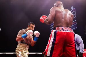 Vitor Belfort em luta contra Holyfield