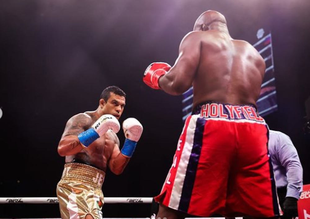 Vitor Belfort em luta contra Holyfield