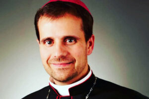 Xavier Novell renunciou do cargo para viver com Silvia Caballol. Bispo se apaixona por autora de livros eróticos e deixa Igreja Católica