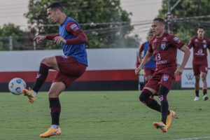 Zagueiro Éder durante treino no Atlético