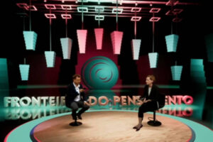 Democracia sempre foi frágil, nós que esquecemos disso, diz Anne Applebaum