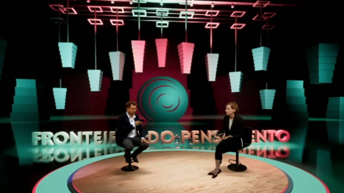 Democracia sempre foi frágil, nós que esquecemos disso, diz Anne Applebaum