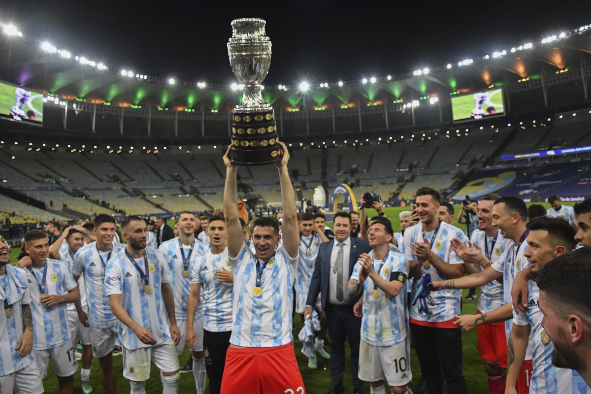 Jogadores da Argentina levantam a taça da Copa América.