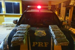 Apreensão da PRF - Homem que transportava R$ 3 mi em droga capotou carro que dirigia na BR-364, em Jataí. Ele morreu. Pasta base de cocaína estava no porta malas