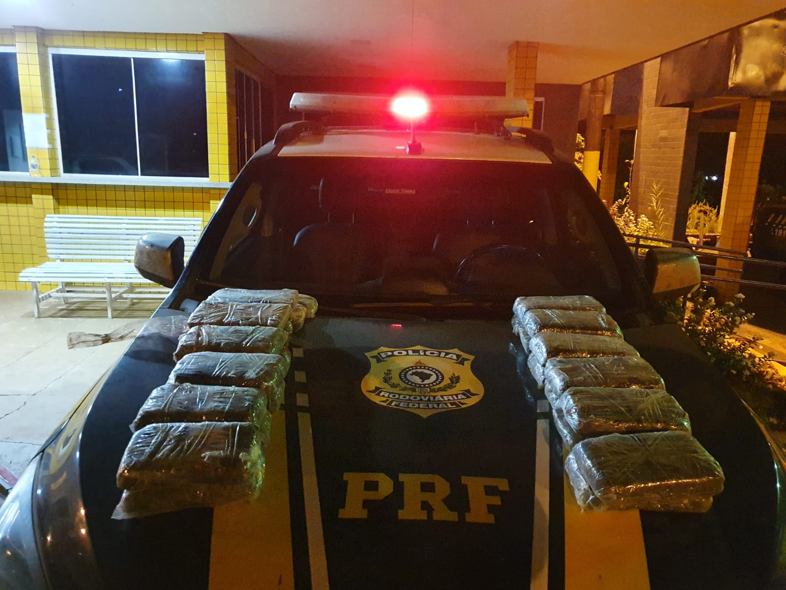 Apreensão da PRF - Homem que transportava R$ 3 mi em droga capotou carro que dirigia na BR-364, em Jataí. Ele morreu. Pasta base de cocaína estava no porta malas