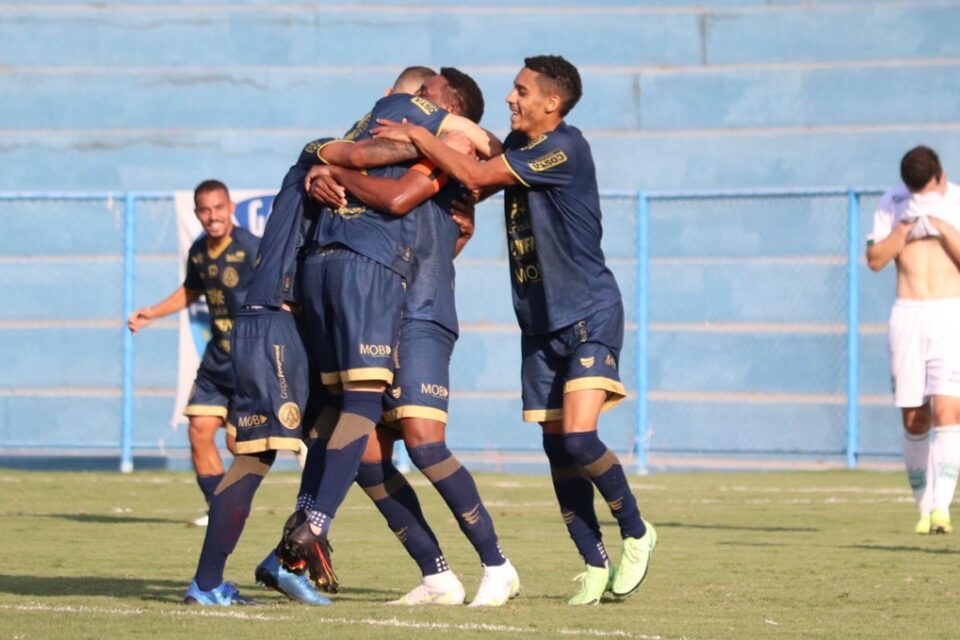 Jogadores da Aparecidense durante comemoração