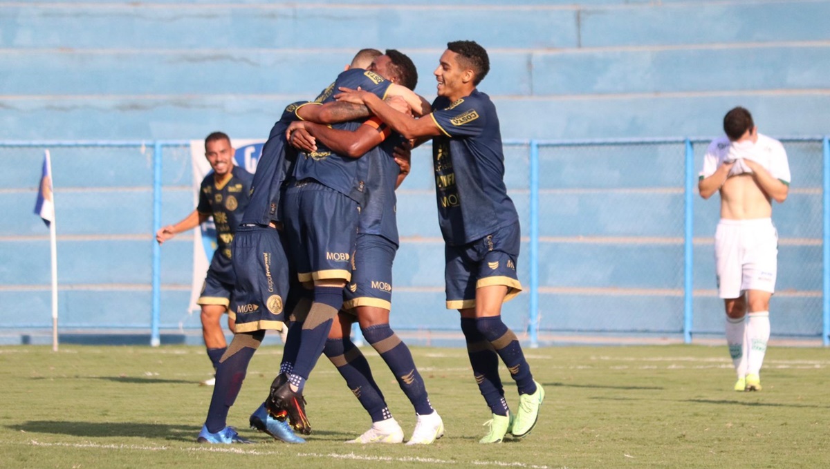 Jogadores da Aparecidense durante comemoração