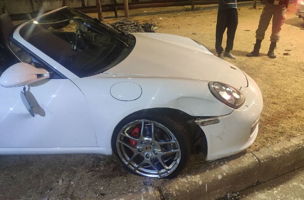 Porsche ficou avariada após capotamento