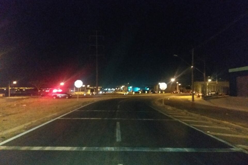 Carro de polícia isola área onde motociclista morreu em Goiânia