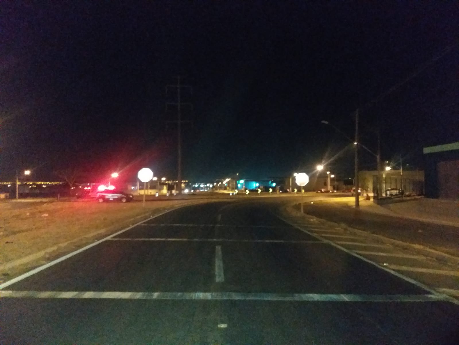 Carro de polícia isola área onde motociclista morreu em Goiânia